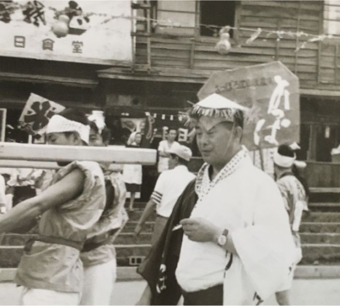 かっぱ神輿とともに温泉街を練り歩く〝邦喜かっぱ〟