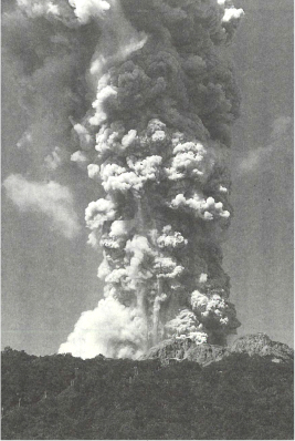 昭和52年(1977年)8月7日午前9時12分第1回有珠山噴火60秒後